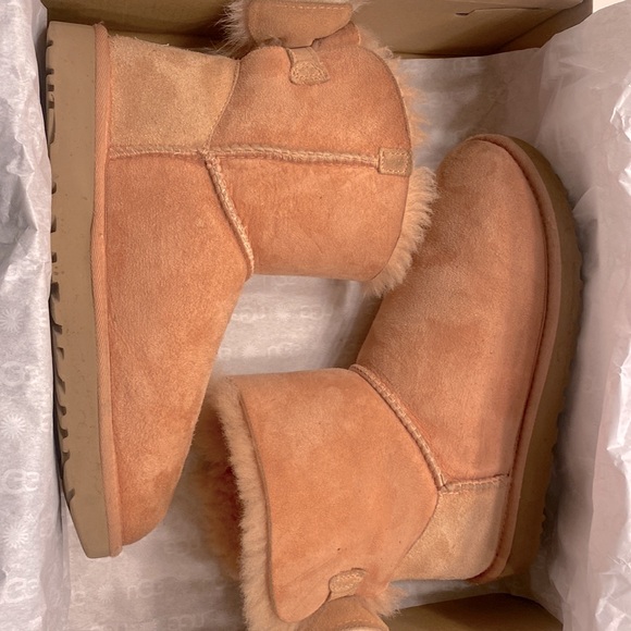 Fairly worn (Authentic) UGG mini boots,size 8,not in the original box - Picture 5 of 5